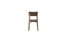 Chaise Ericeira de Wewood en bois massif de noyer, vue arrière centrée, dossier cintré et traverse visible, fond blanc.