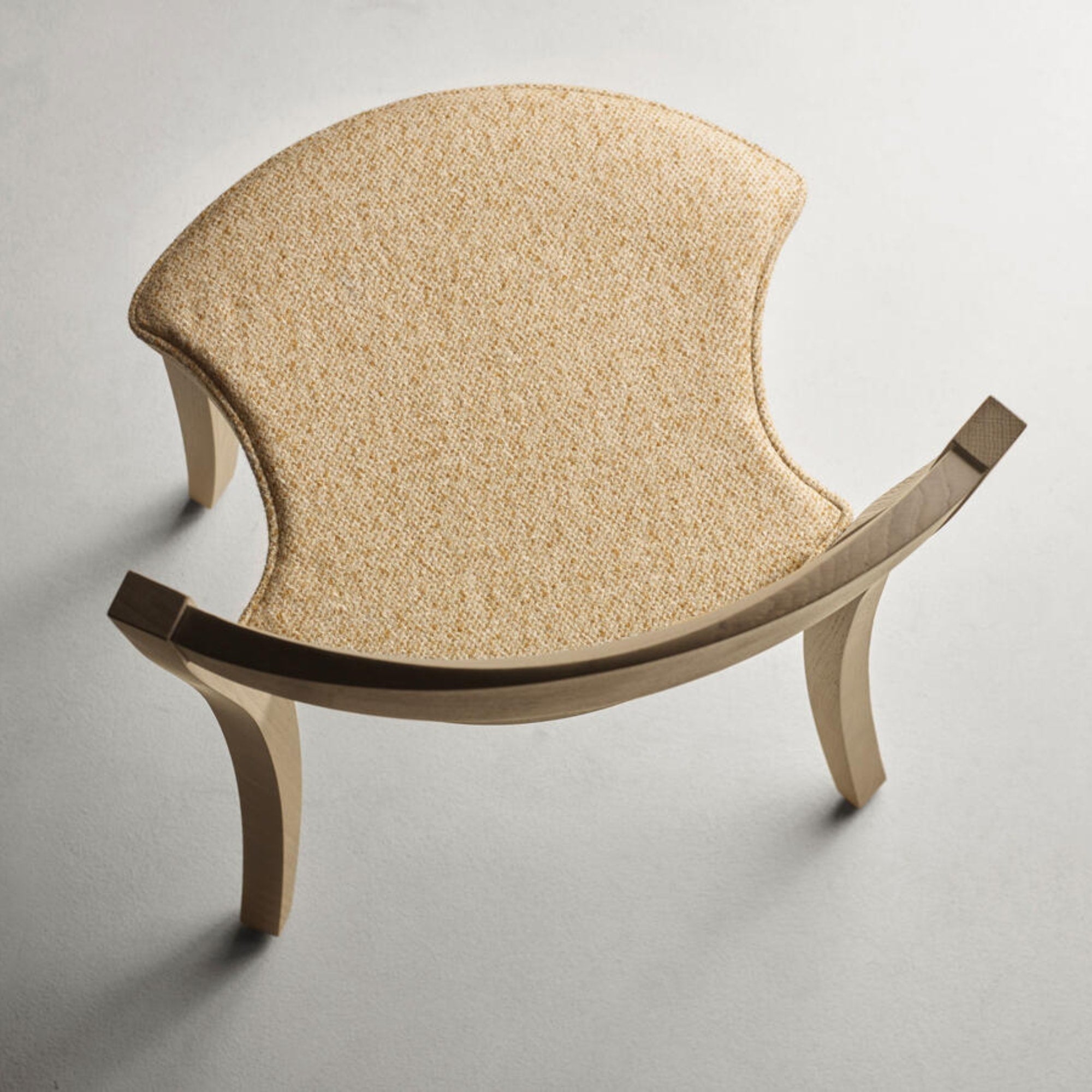 Vue du dessus d’une chaise Bibolina Alki, assise en tissu beige et structure en bois clair.