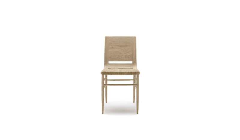 Chaise Kimua de la marque Alki en chêne massif avec assise en paille, vue de face sur fond blanc