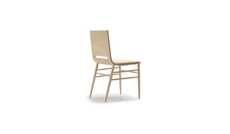 Chaise Kimua de la marque Alki en chêne massif et assise en paille, vue de trois quarts sur fond blanc