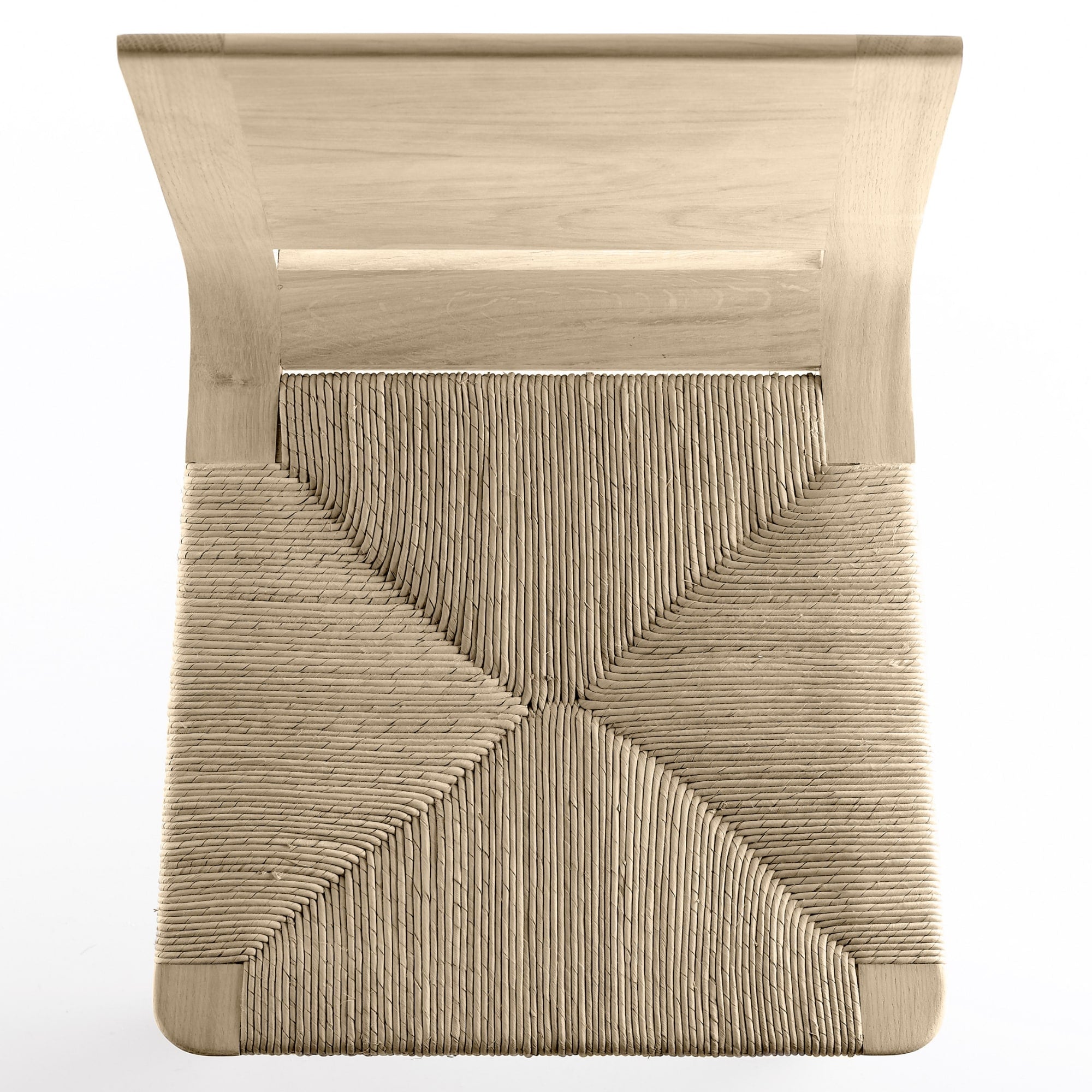 Détail de l’assise en paille de la chaise Kimua en chêne de la marque Alki, vue de dessus sur fond blanc