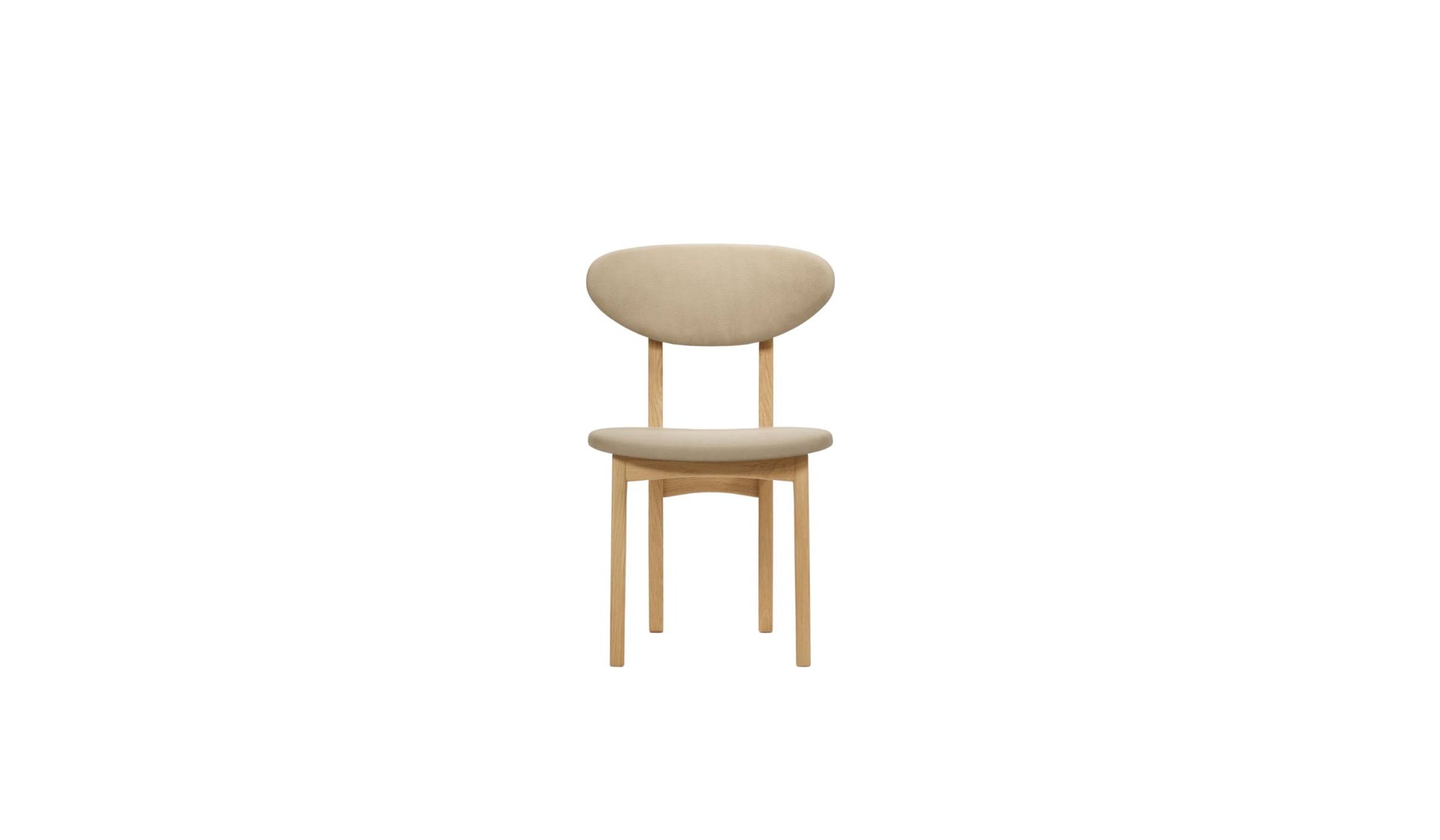 Chaise Degas en cuir et chêne massif, vue de face sur fond blanc