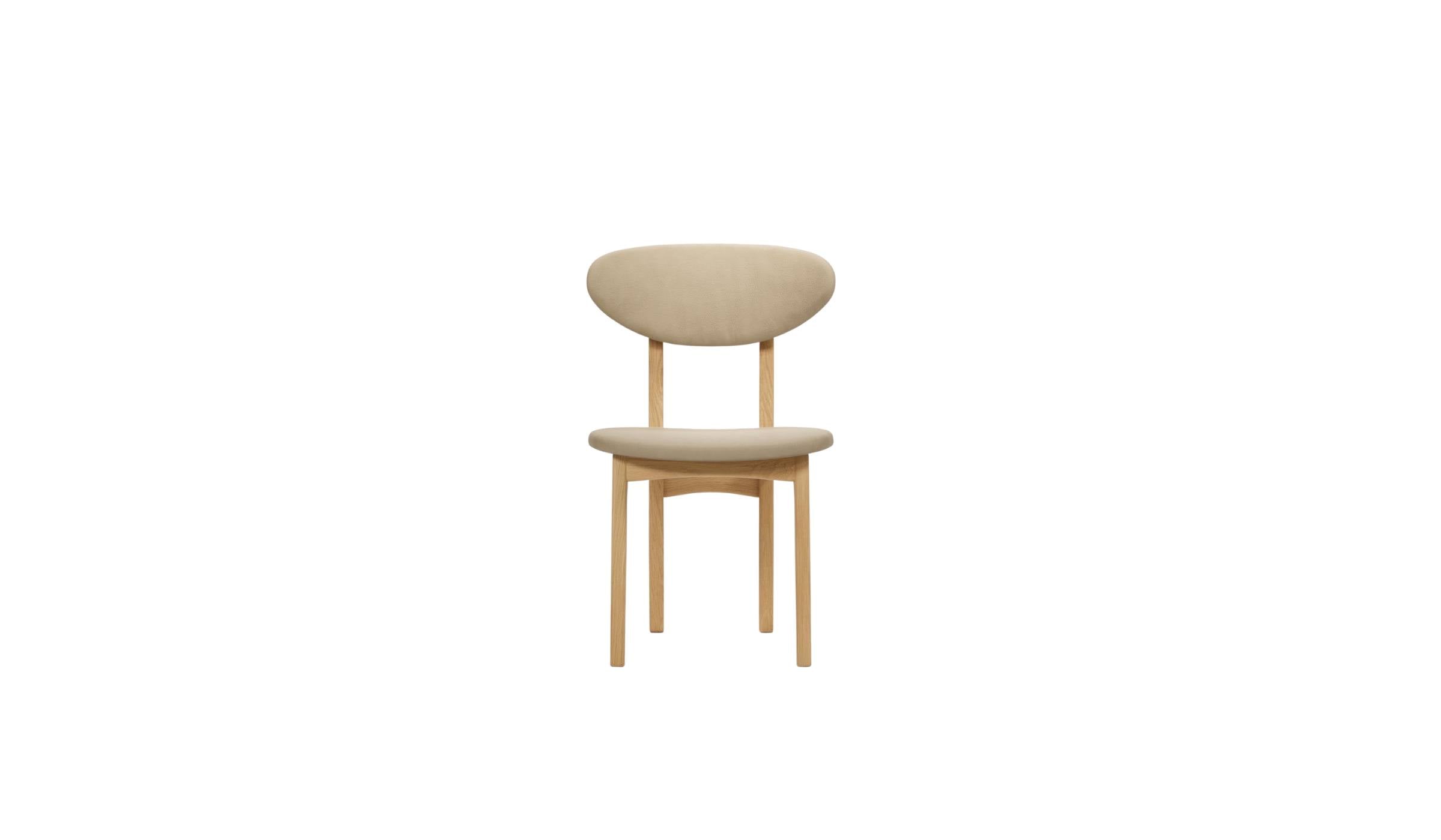 Chaise Degas en cuir et chêne massif, vue de face sur fond blanc