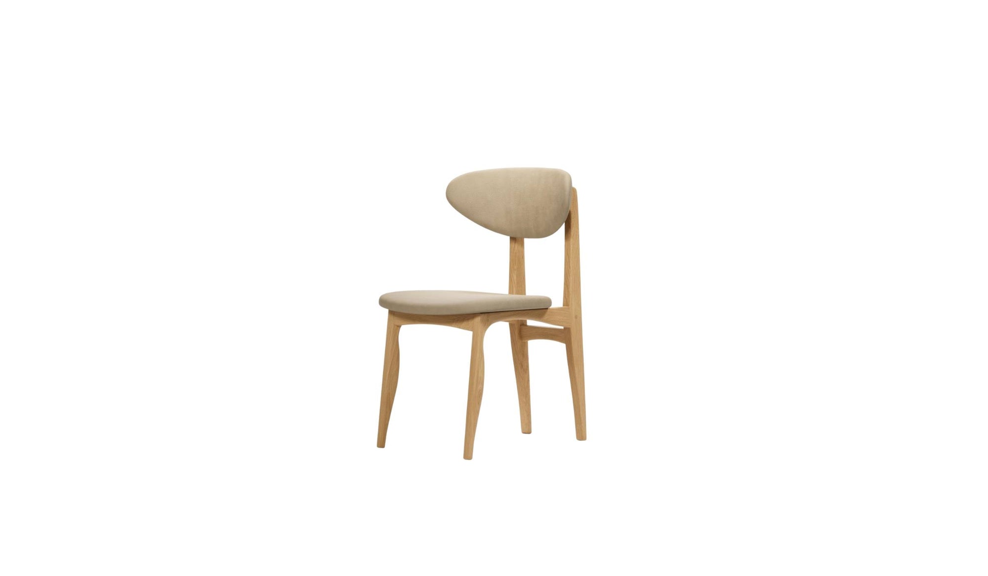 Chaise Degas en cuir et chêne massif, vue en angle sur fond blanc