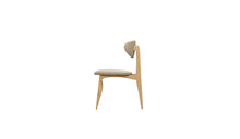 Chaise Degas en cuir et chêne massif, vue de profil sur fond blanc