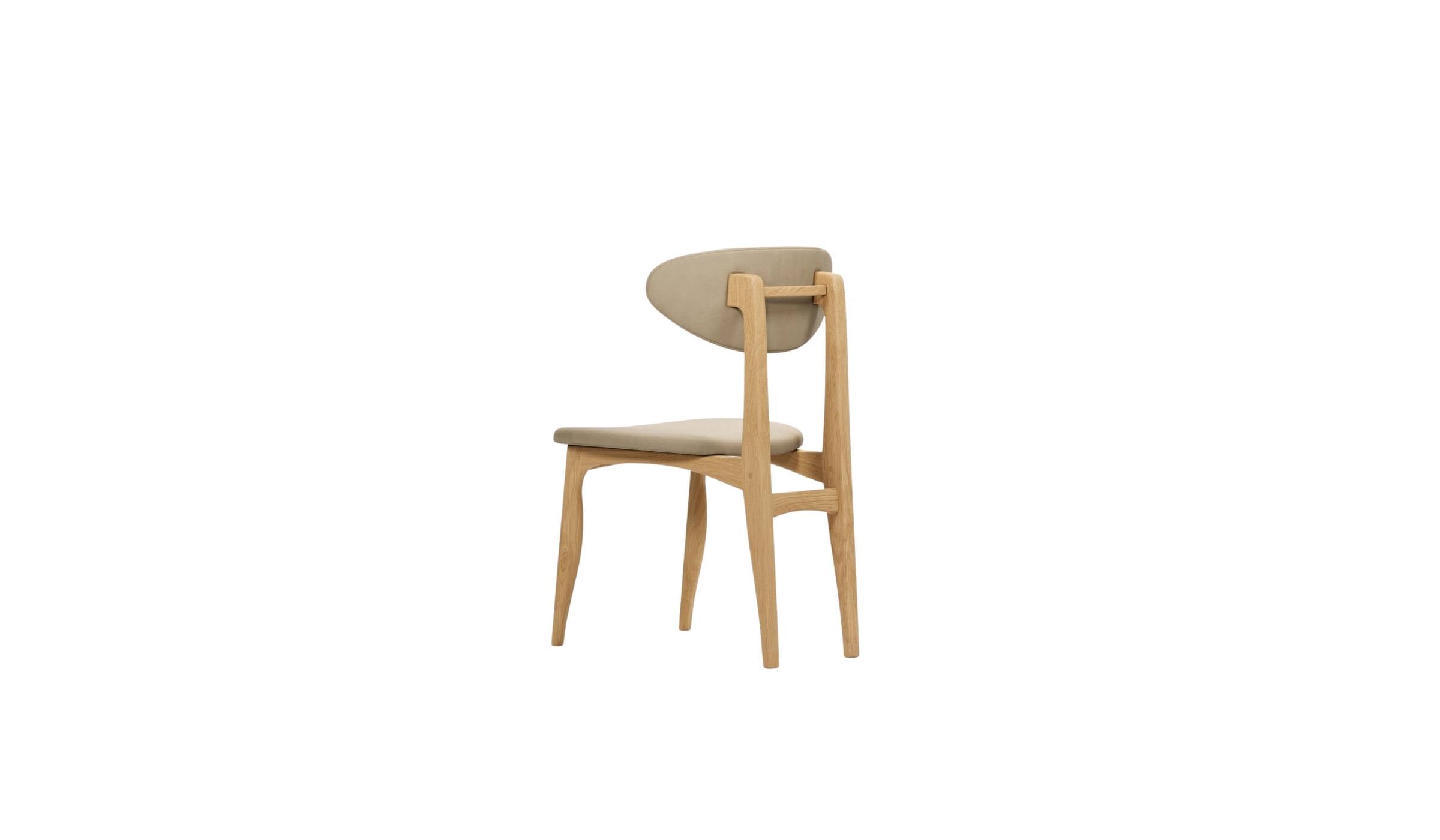Chaise Degas en cuir et chêne massif, vue arrière en angle sur fond blanc