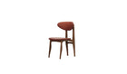 Chaise Degas en cuir et noyer massif, vue en angle sur fond blanc
