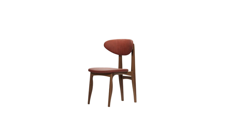 Chaise Degas en cuir et noyer massif, vue en angle sur fond blanc