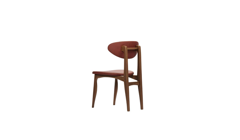 Chaise Degas en cuir et noyer massif, vue arrière en angle sur fond blanc