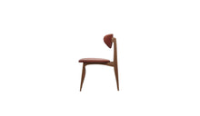 Chaise Degas en cuir et chêne massif, vue de profil sur fond blanc