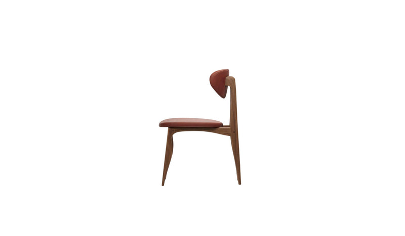Chaise Degas en cuir et chêne massif, vue de profil sur fond blanc