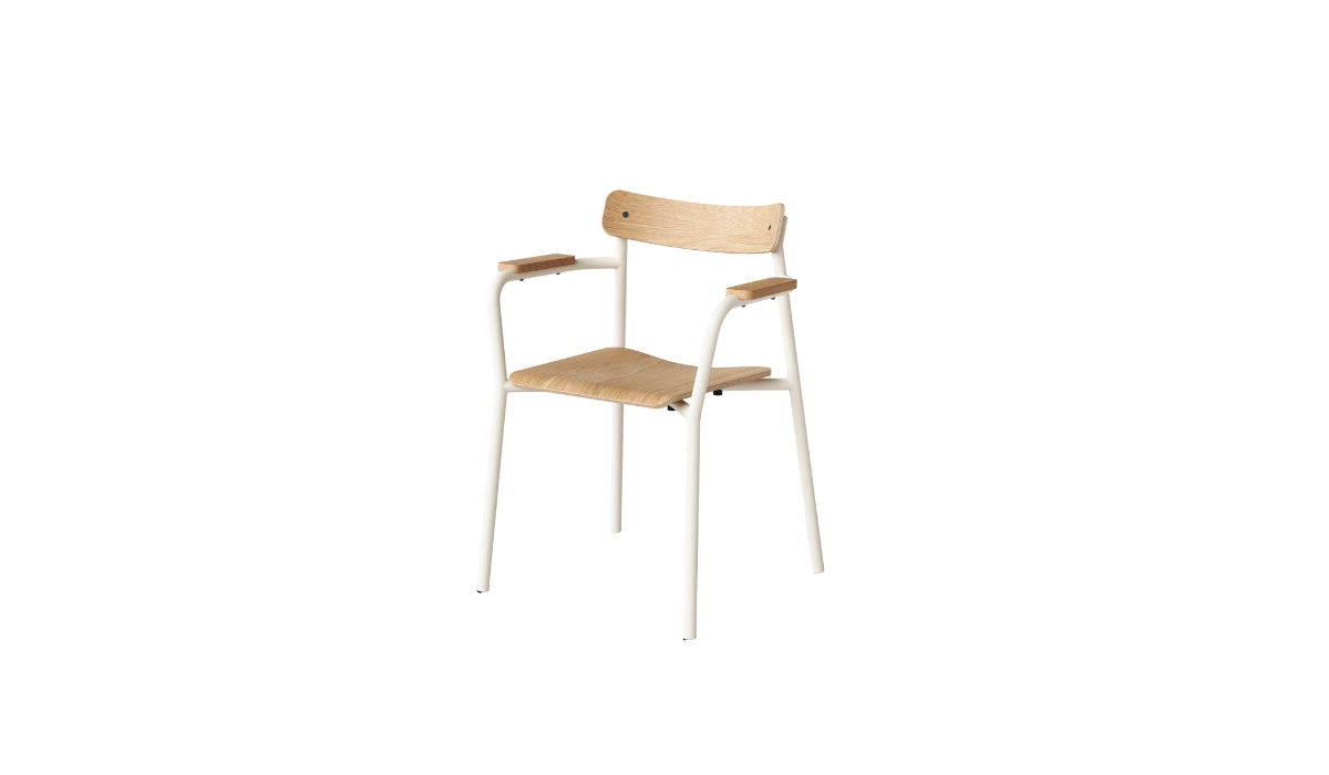 Chaise avec accoudoirs, assise et dossier en chêne clair, structure métallique blanche, vue de face