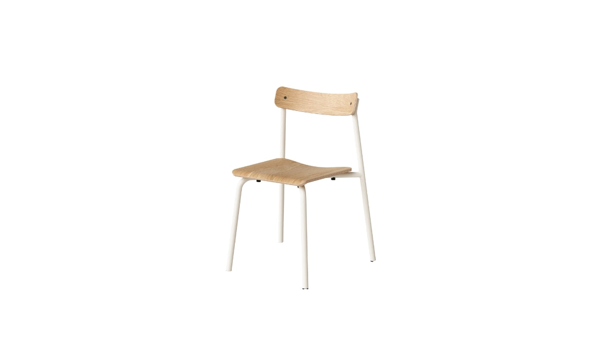 Chaise sans accoudoirs avec assise et dossier en bois clair, structure métallique blanche, vue de face 