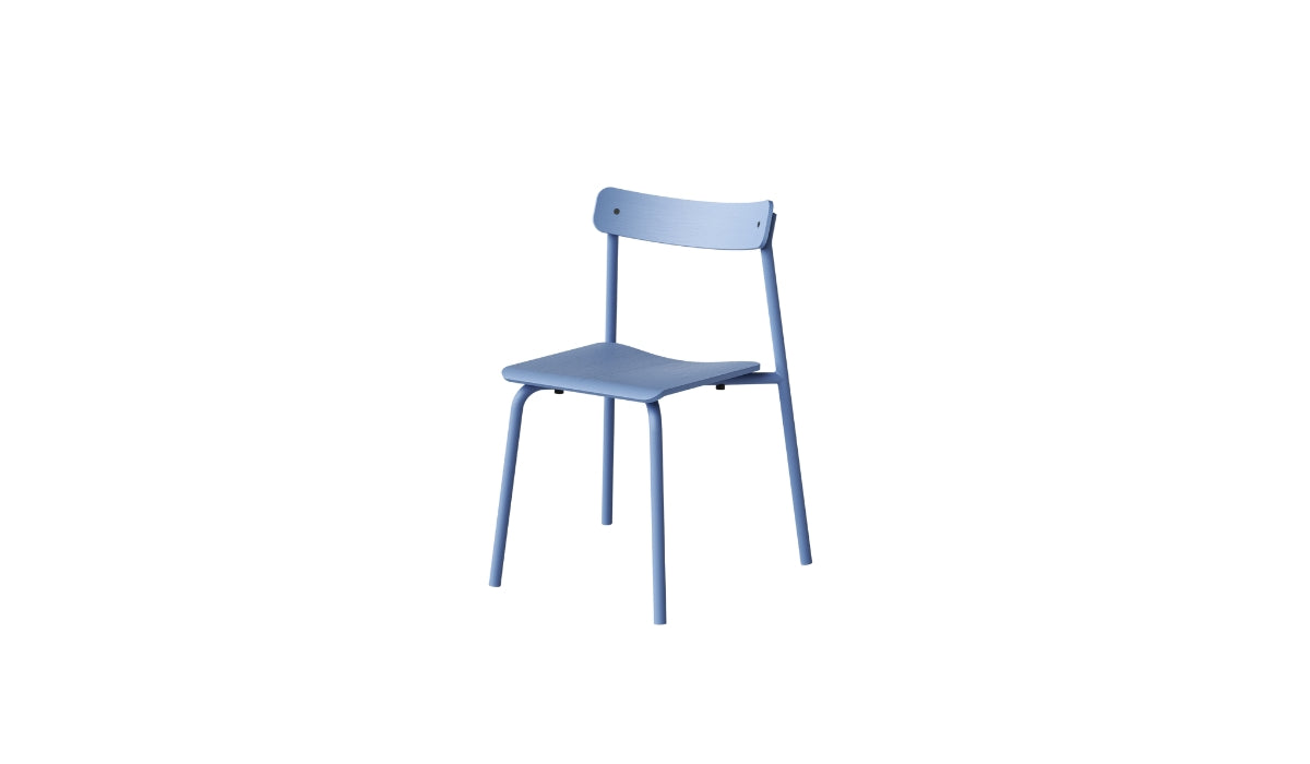 Chaise sans accoudoirs, assise et dossier en frêne bleu, structure métallique bleue, vue de face