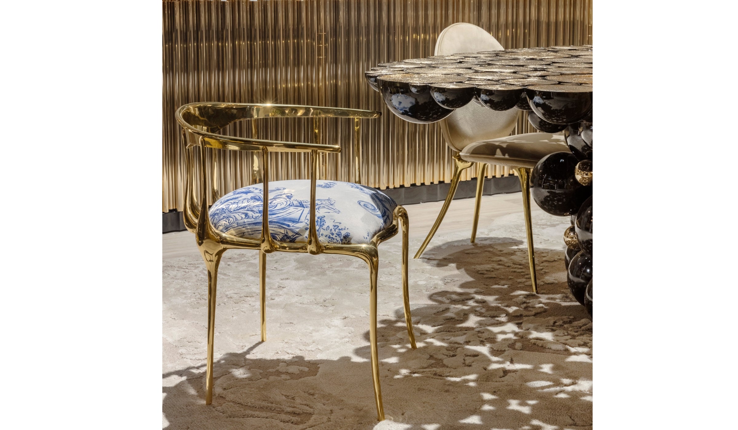 N°11 - Chaise design surréaliste en laiton doré et velours motif héritage