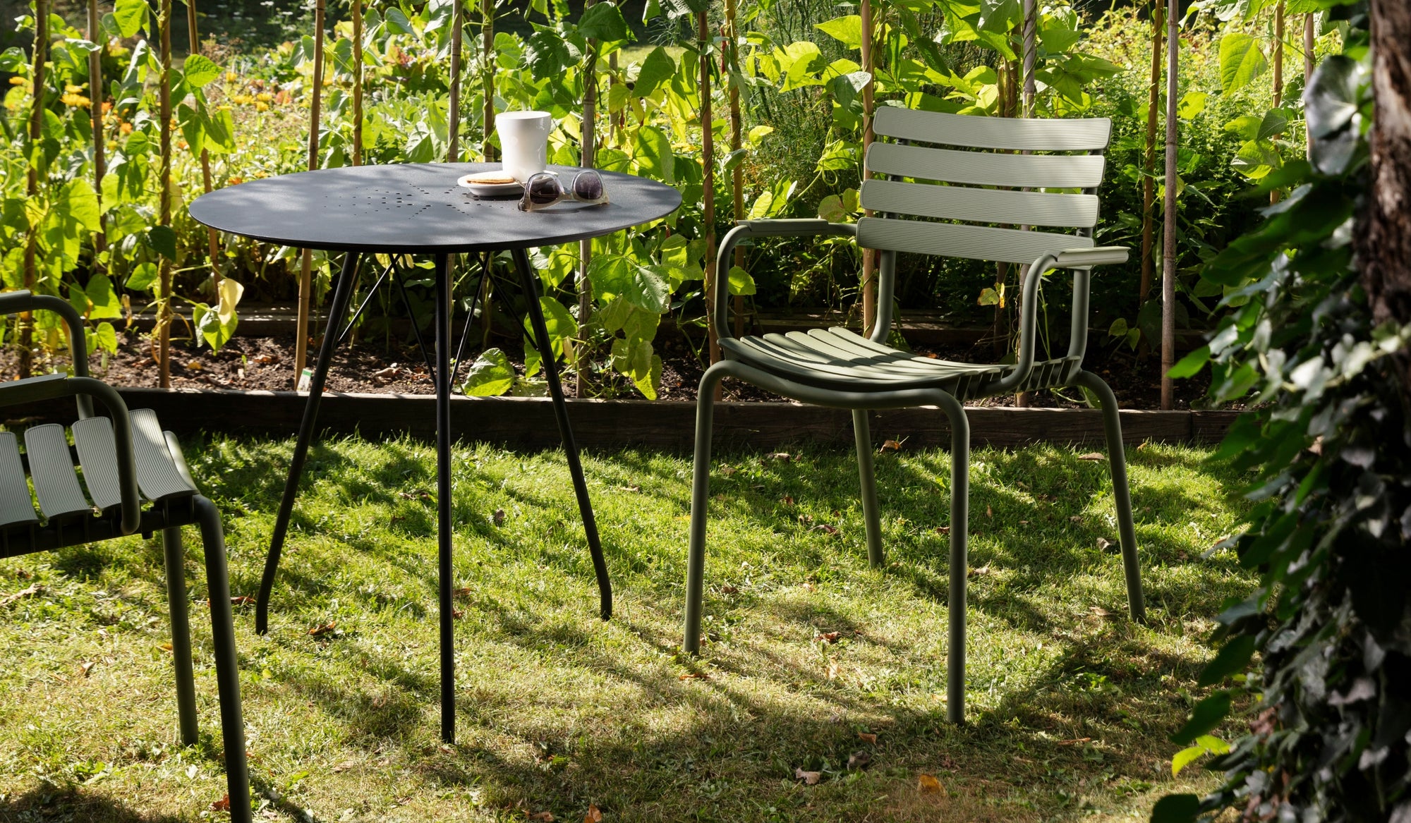 Reclips - Chaise d'extérieur en aluminium et plastique recyclé avec accoudoirs, vert olive