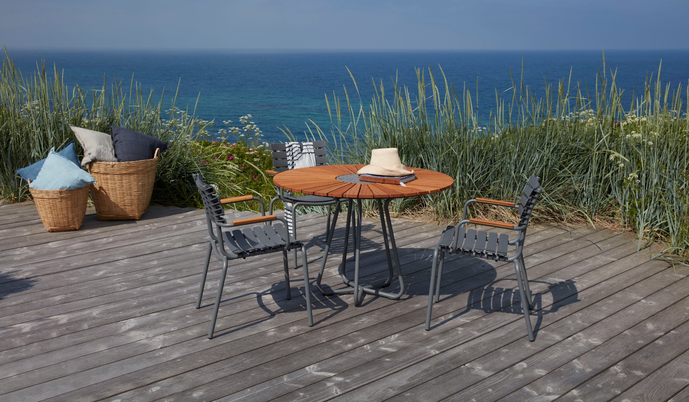 Reclips - Outdoor chair in aluminum and recycled plastic with bamboo armrests, gray
