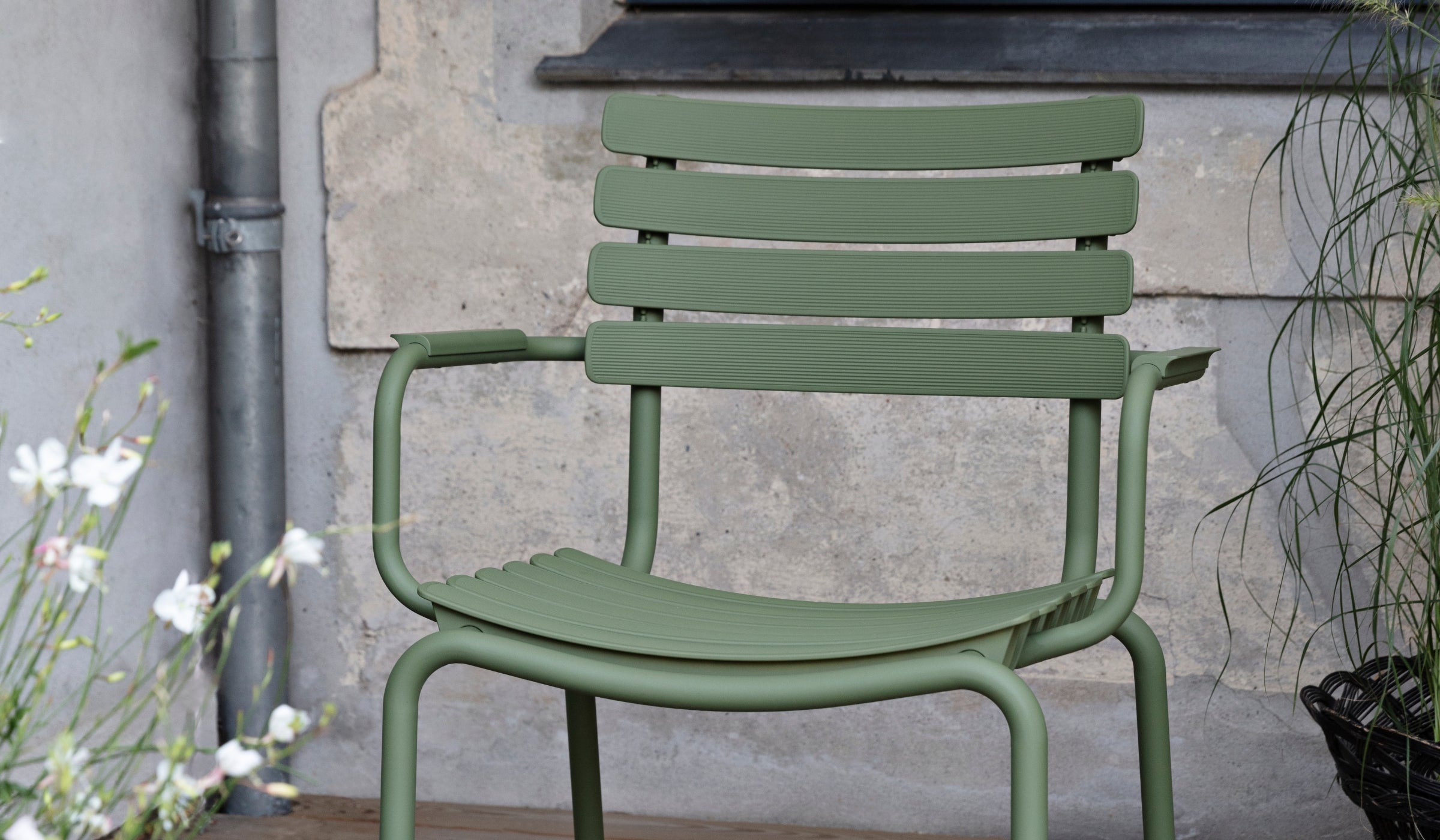 Reclips - Outdoor chair in aluminum and recycled plastic with armrests, olive green