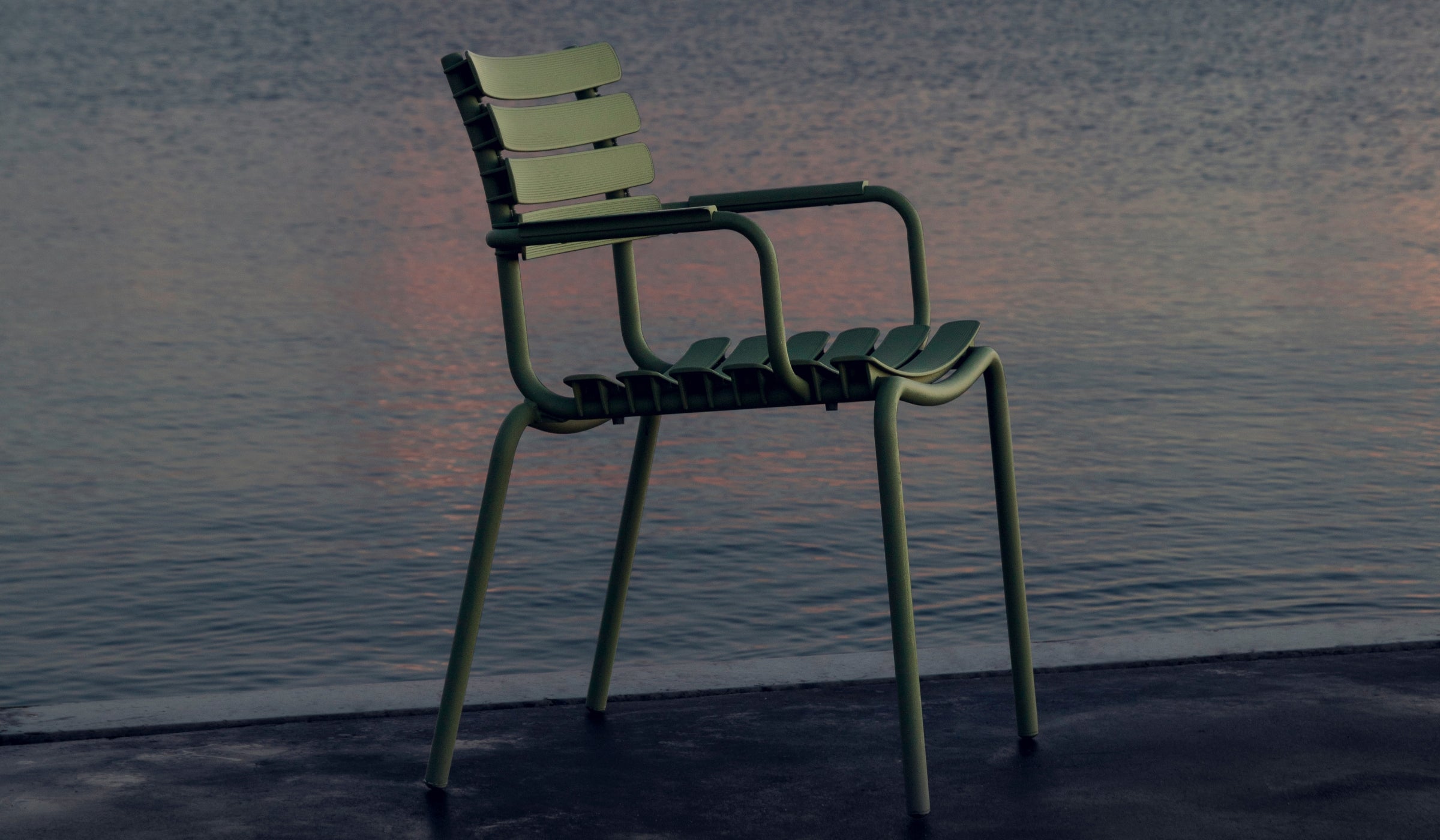 Reclips - Chaise d'extérieur en aluminium et plastique recyclé avec accoudoirs, vert olive
