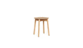 Tabouret en bois massif sur fond blanc, design minimaliste signé Tiptoe