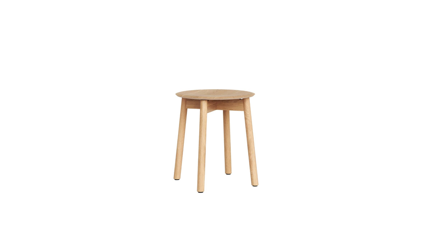 Tabouret en bois massif sur fond blanc, design minimaliste signé Tiptoe