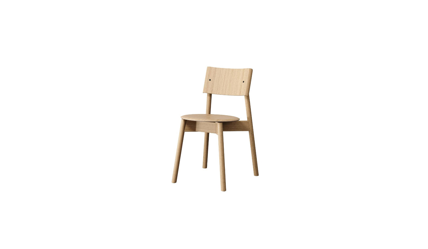 Chaise SSD full Wood en bois naturel avec une assise et un dossier simples et élégants, surmontée de pieds effilés en bois, sur fond blanc.