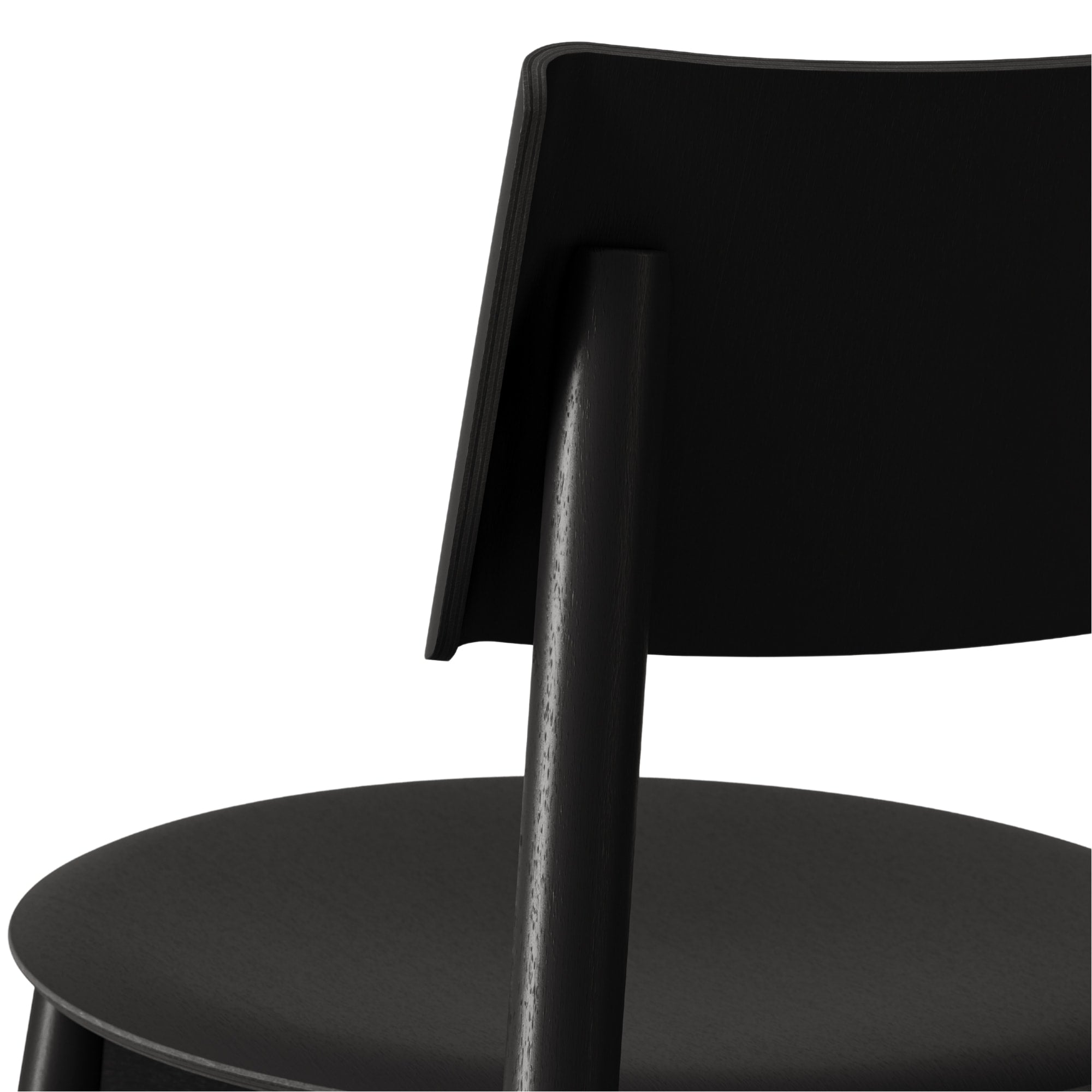 Gros plan sur l’assise et le dossier de la chaise SSD Full Wood de Tiptoe en chêne teinté noir, mettant en valeur la texture du bois et la qualité des finitions.