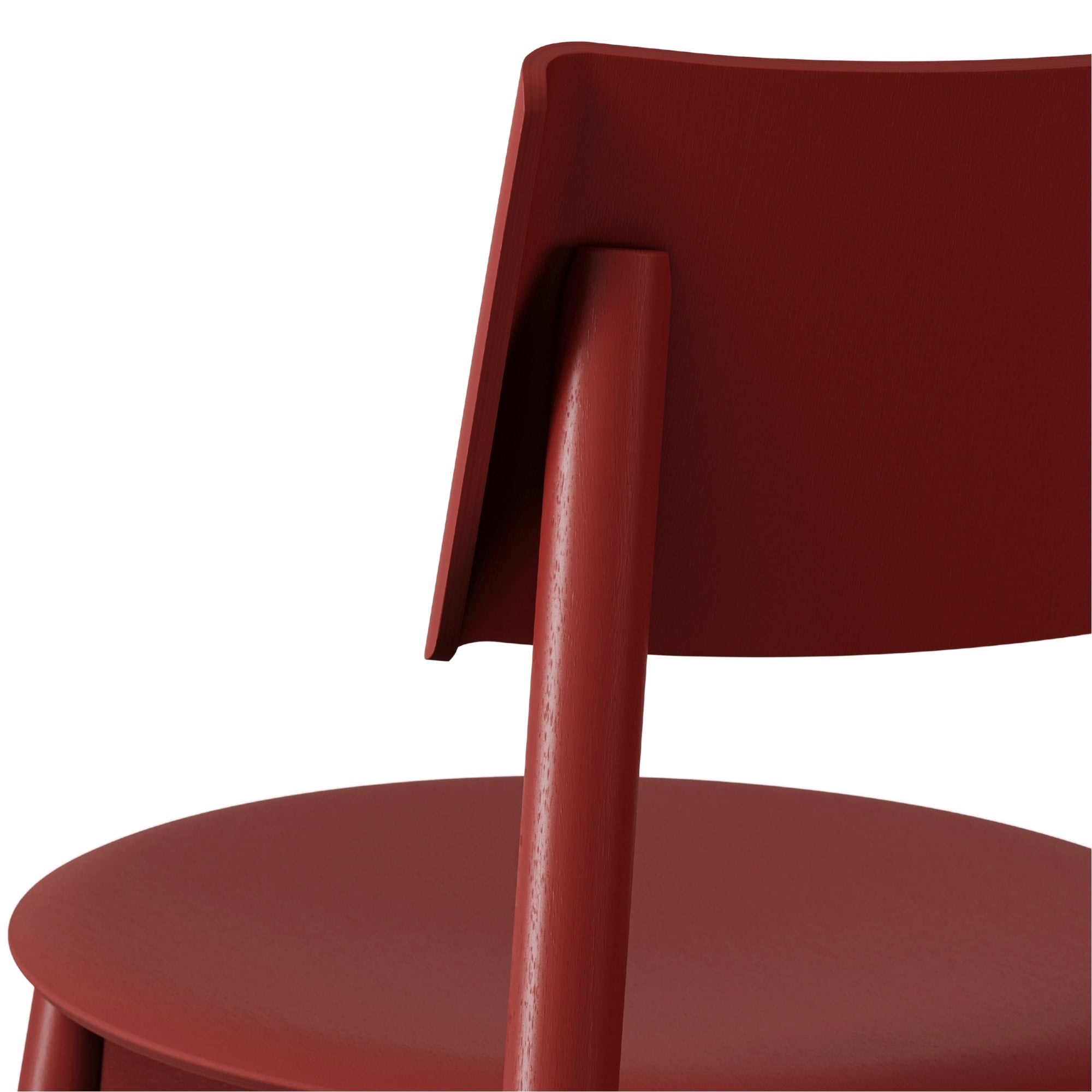 Gros plan sur l’assise et le dossier de la chaise SSD Full Wood de Tiptoe en chêne teinté rouge, mettant en valeur la texture du bois et la qualité des finitions.