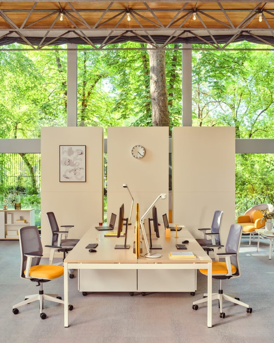 Bureaux open space avec cloisons acoustiques et sièges ergonomiques, conçus par MDD, favorisant concentration et bien-être au travail en environnement naturel.