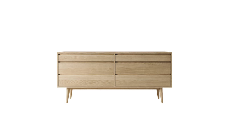 Commode Double de Wewood en chêne clair, six tiroirs alignés, piètement en retrait, vue de face sur fond blanc