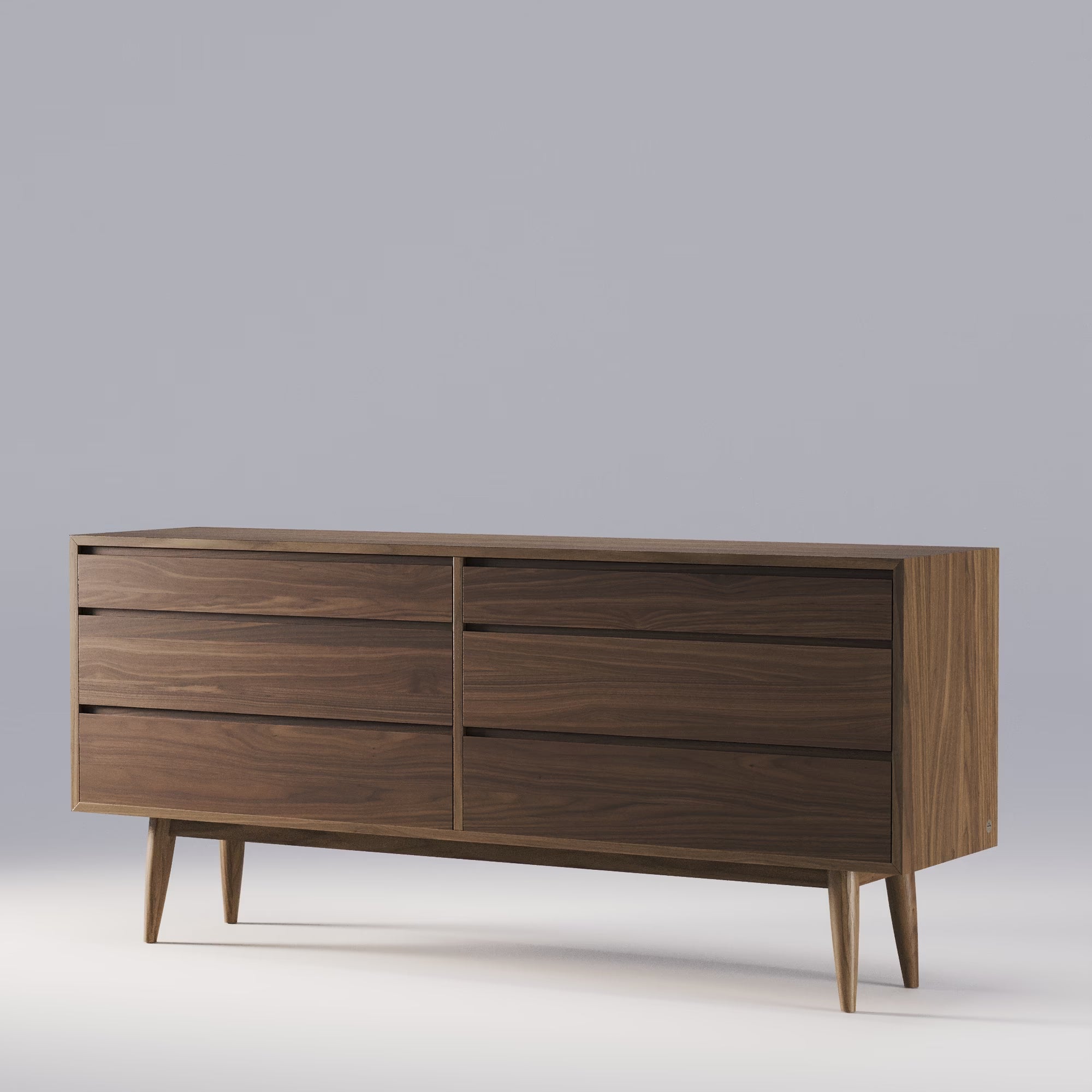 Commode Double de Wewood en noyer, vue en angle, six tiroirs sans poignées, piètement bois, fond gris clair dégradé