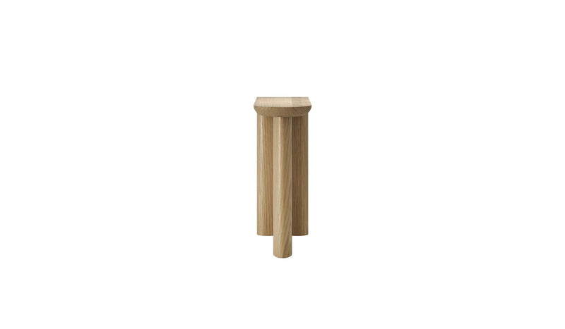 Console Re-Form en chêne massif Wewood, vue de face sur fond blanc