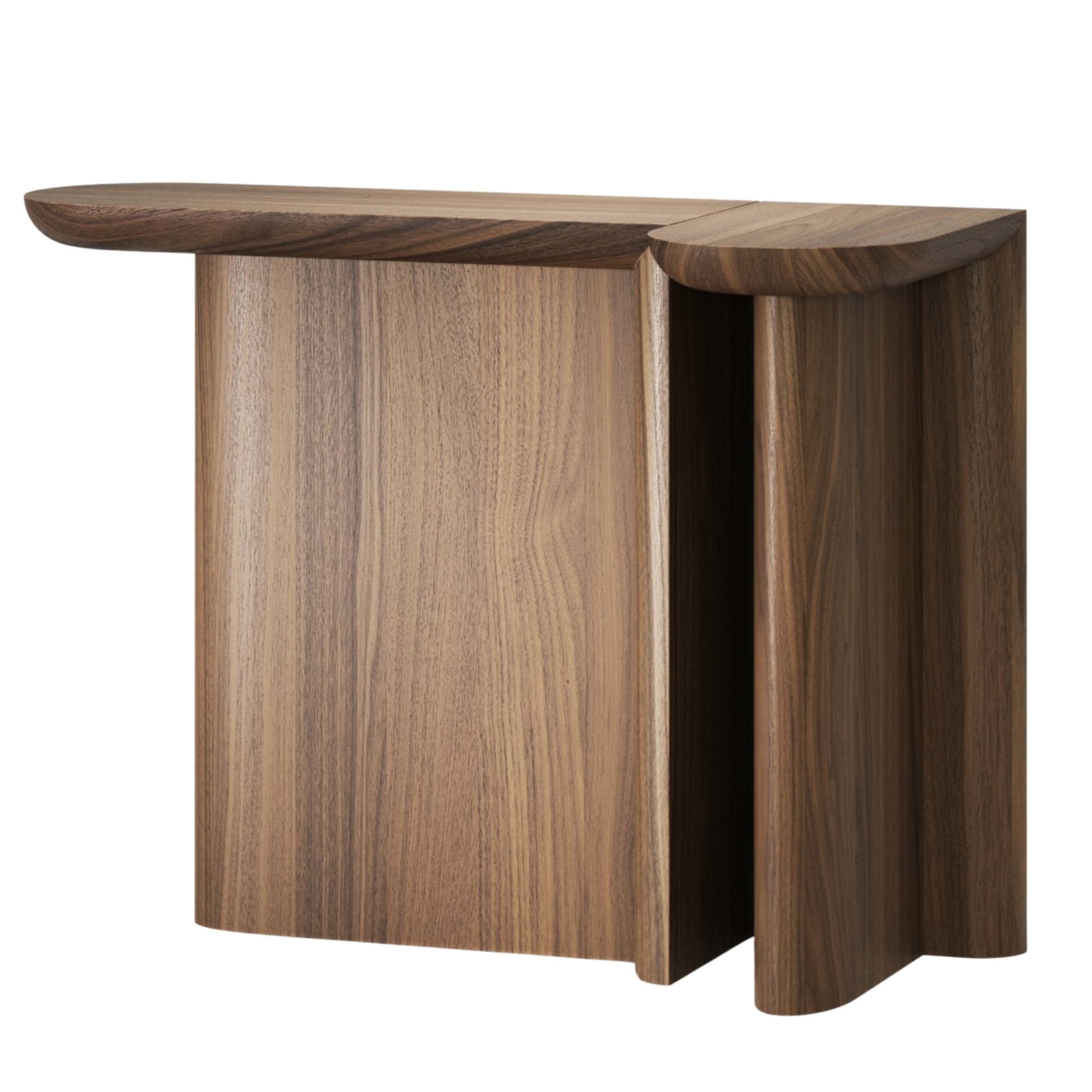 Ensemble de deux consoles Re-Form petit et grand format en noyer massif, vue de trois-quart sur fond blanc