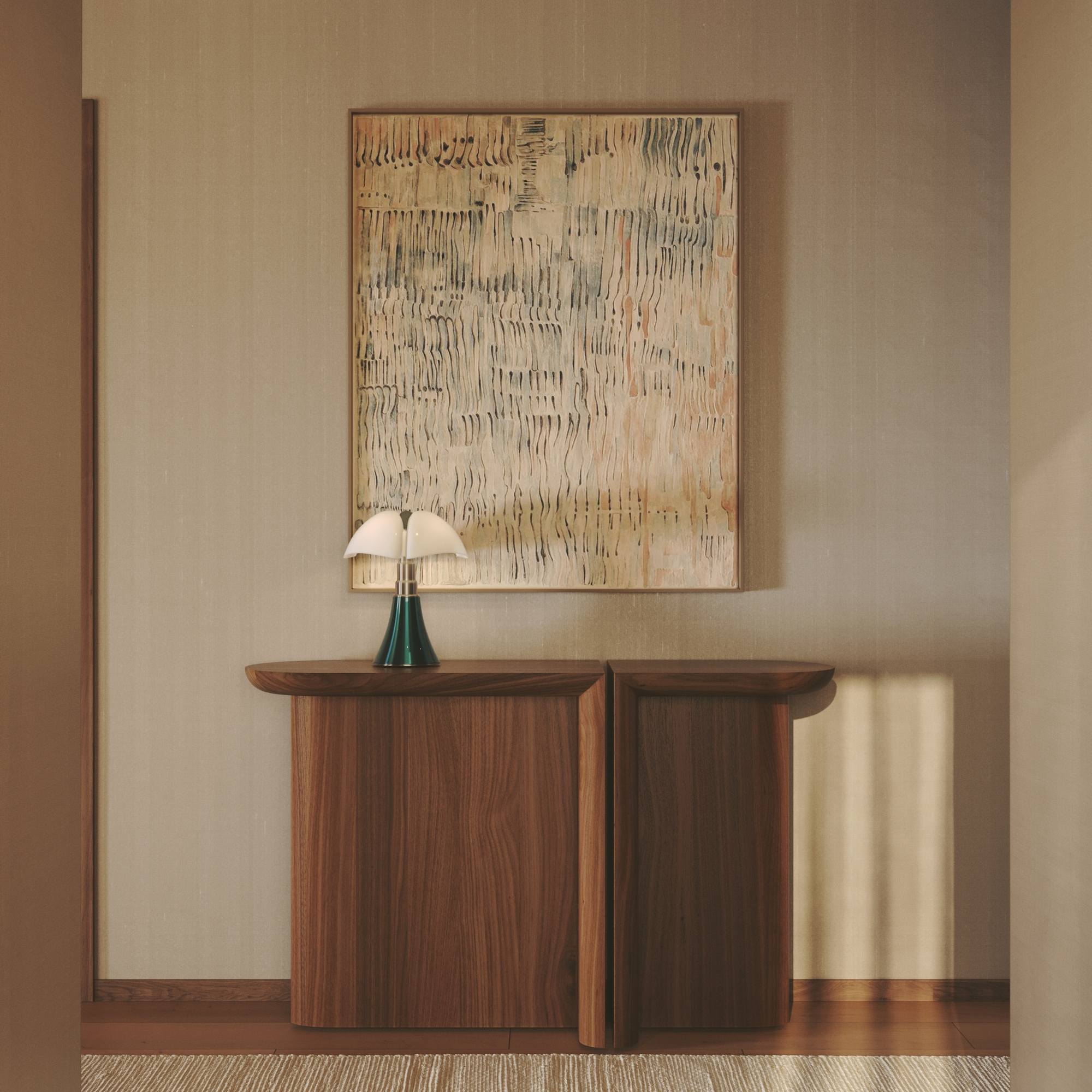 2 consoles Re-Form Wewood en noyer massif, installée dans un intérieur chaleureux avec tableau mural et lampe décorative