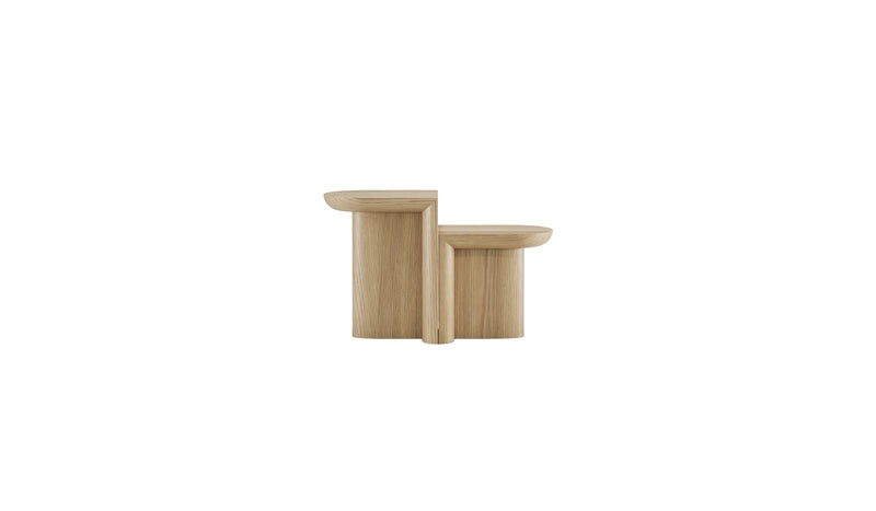 Duo de tables d’appoint Re-Form Wewood en chêne massif, vue latérale sur fond blanc