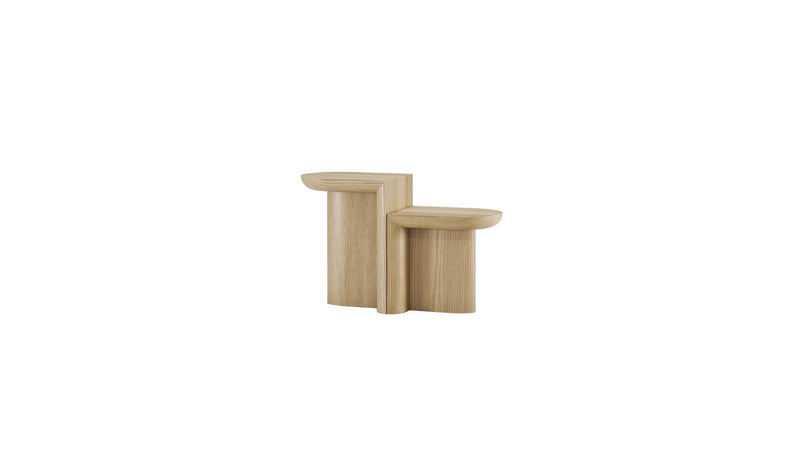 Duo de tables d’appoint Re-Form Wewood en chêne massif, vue de 3/4 sur fond blanc