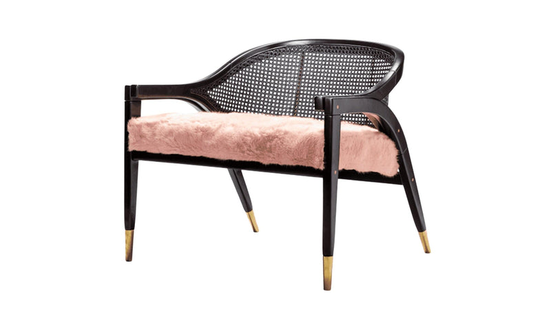 Fauteuil contemporain Wormley, en bois de sycomore, laiton et fourrure rose