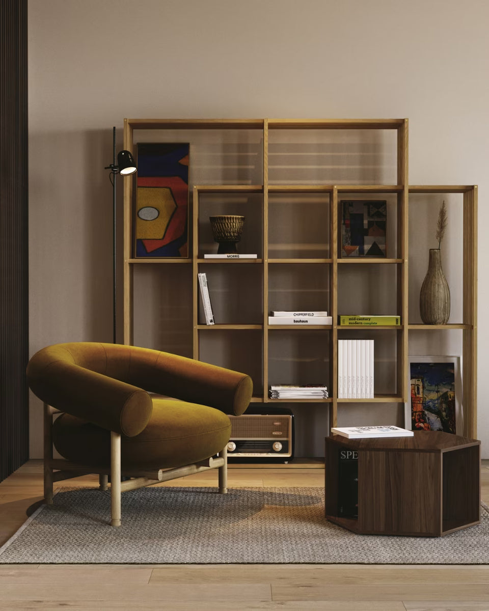 Fauteuil enveloppant Loop en bois courbé et tissu beige, design WeWood disponible chez novinea, idéal pour espaces lounge ou bureaux haut de gamme.