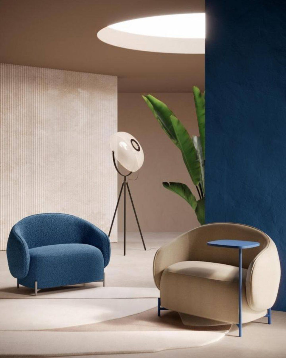 Fauteuils lounge design pour espace de travail ou coin détente, avec assise enveloppante et table intégrée, dans une ambiance chaleureuse.