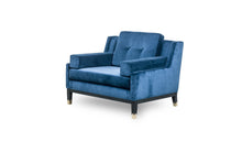 Fauteuil rembourré Mr. Jones, en velours bleu, chêne cérusé et laiton