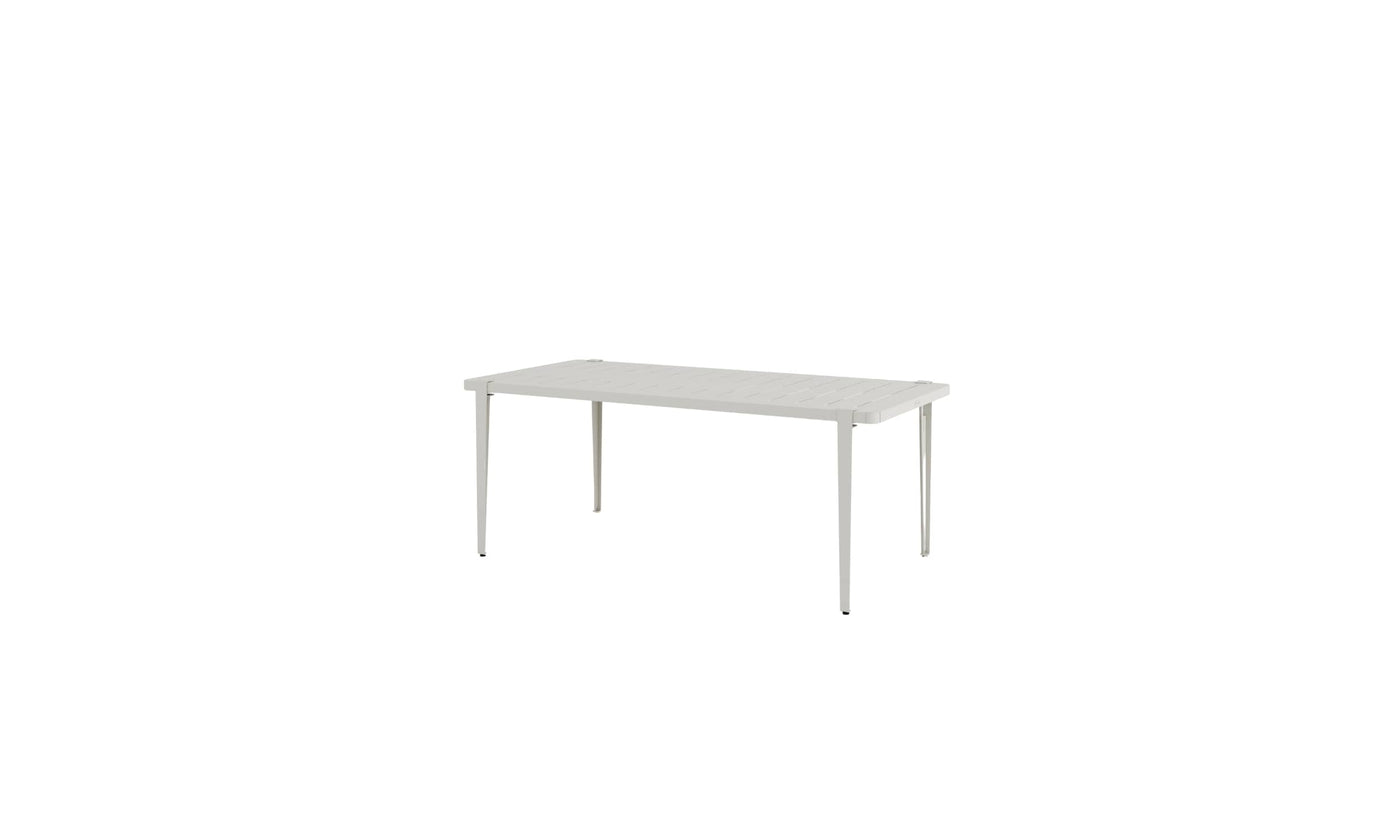 Table rectangulaire Tiptoe modèle Panorama en métal gris craie, 8 places, présentée sur fond blanc.