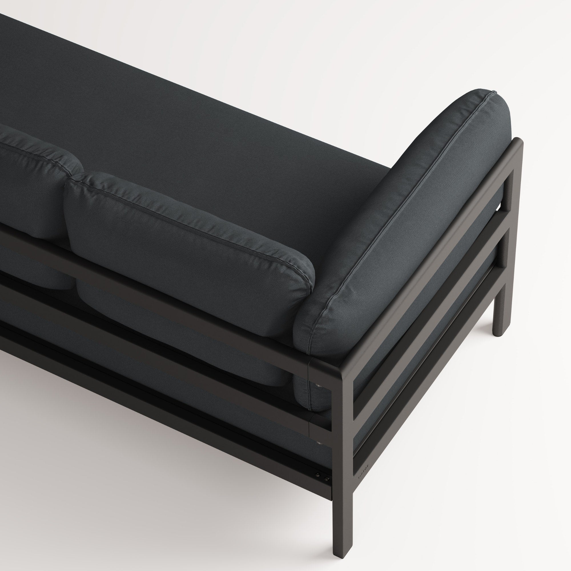 Canapé Easy de Tiptoe en tissu noir, avec structure en métal noir et accoudoirs géométriques, capturé en vue du dessus rapprochée.
