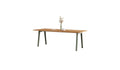 Table 10 places avec plateau en bois recyclé et pieds gris, décorée d’un vase et d’une assiette minimaliste.