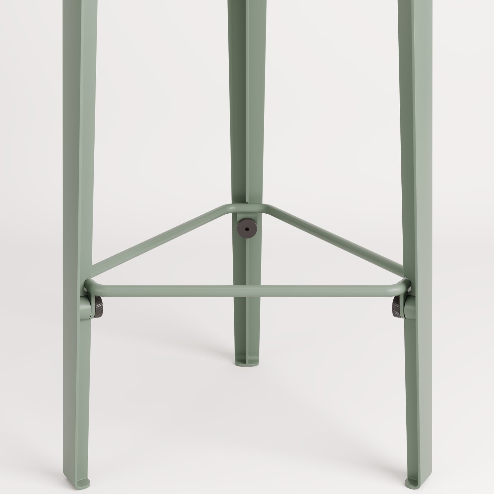 Détail de la structure en acier gris du tabouret Lou Tiptoe, avec repose-pieds triangulaire intégré.