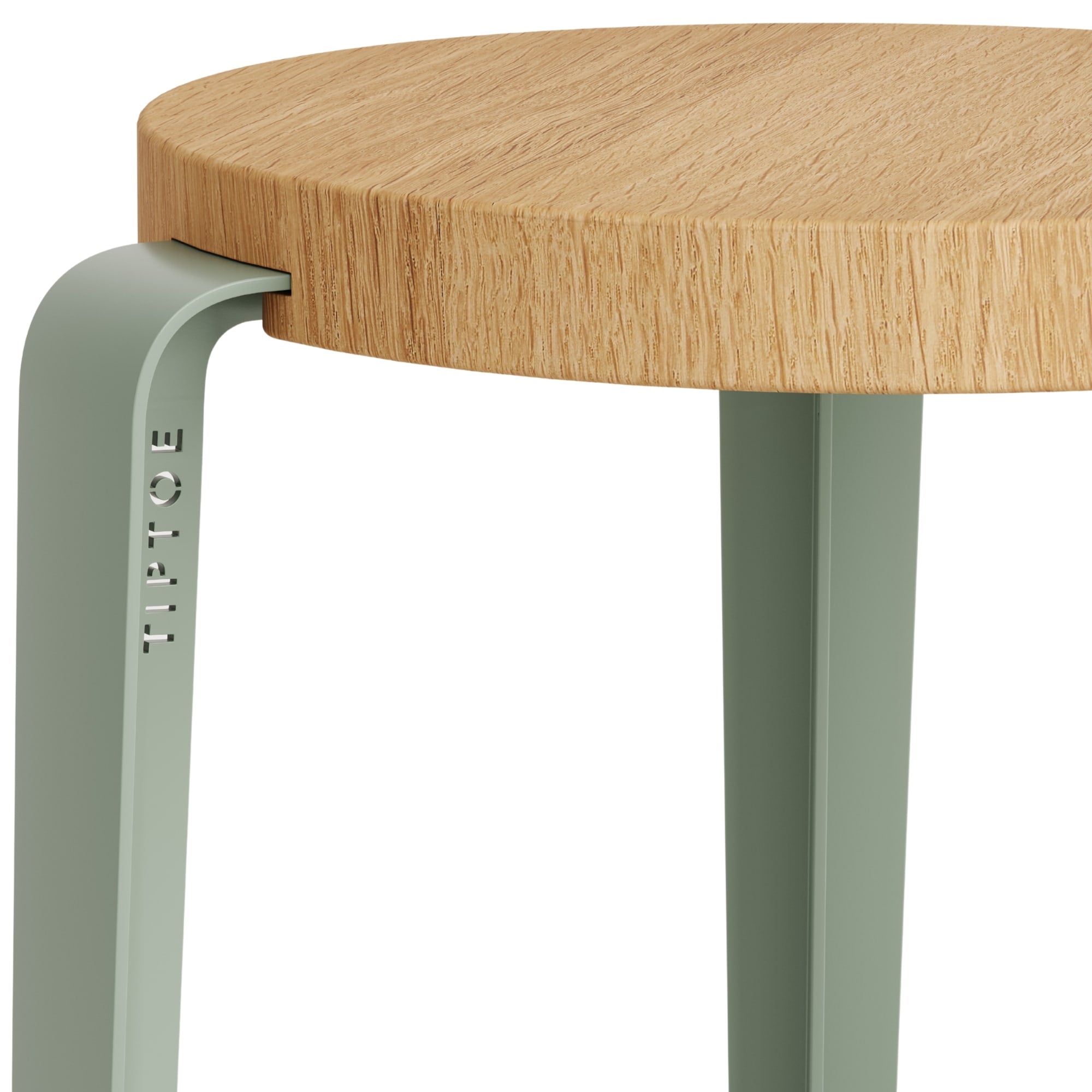 Zoom sur l’assise ronde en chêne naturel et la structure en acier gris du tabouret Lou Tiptoe, logo gravé sur la jambe.