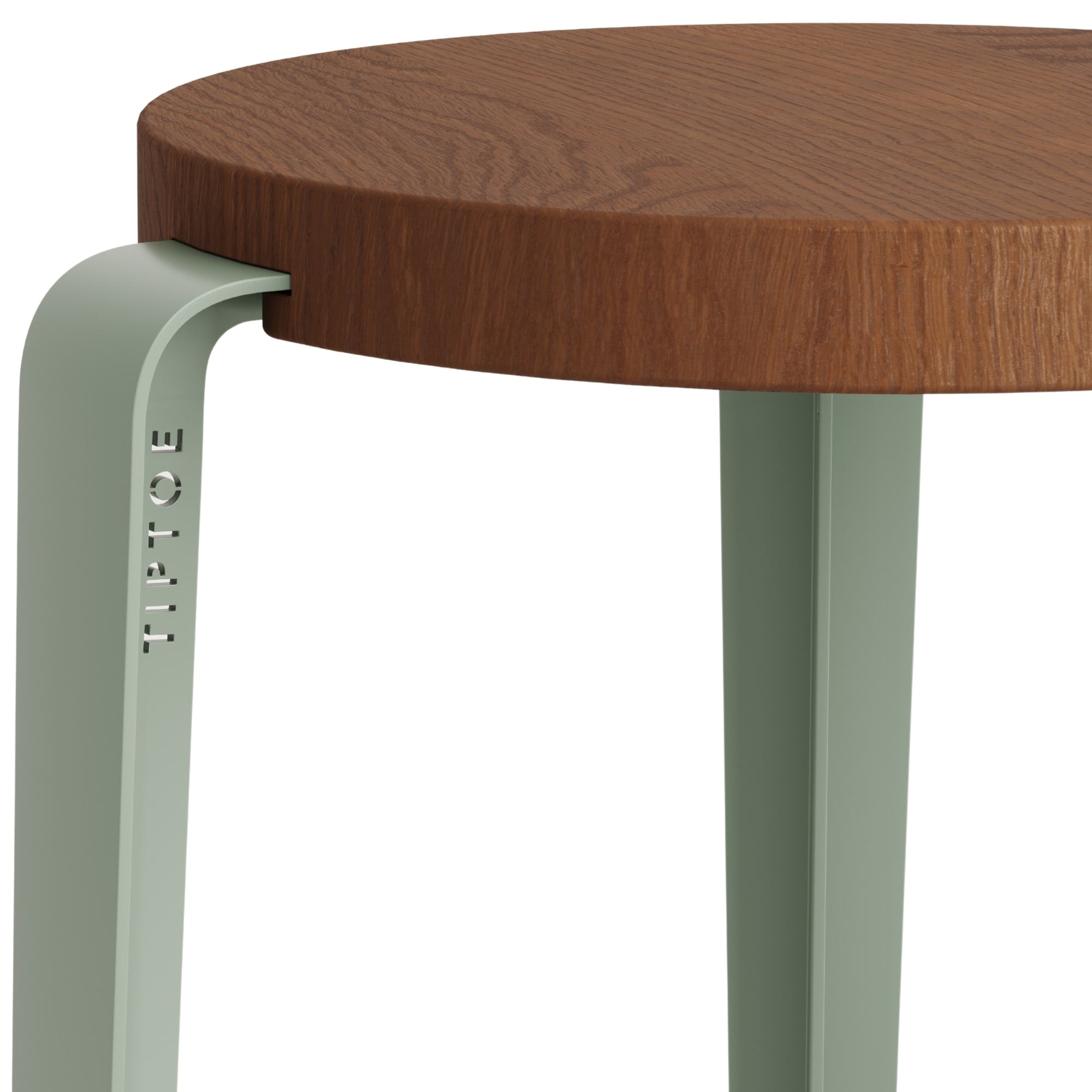 Zoom sur l’assise ronde en chêne teinté et la structure en acier gris du tabouret Lou Tiptoe, logo gravé sur la jambe.