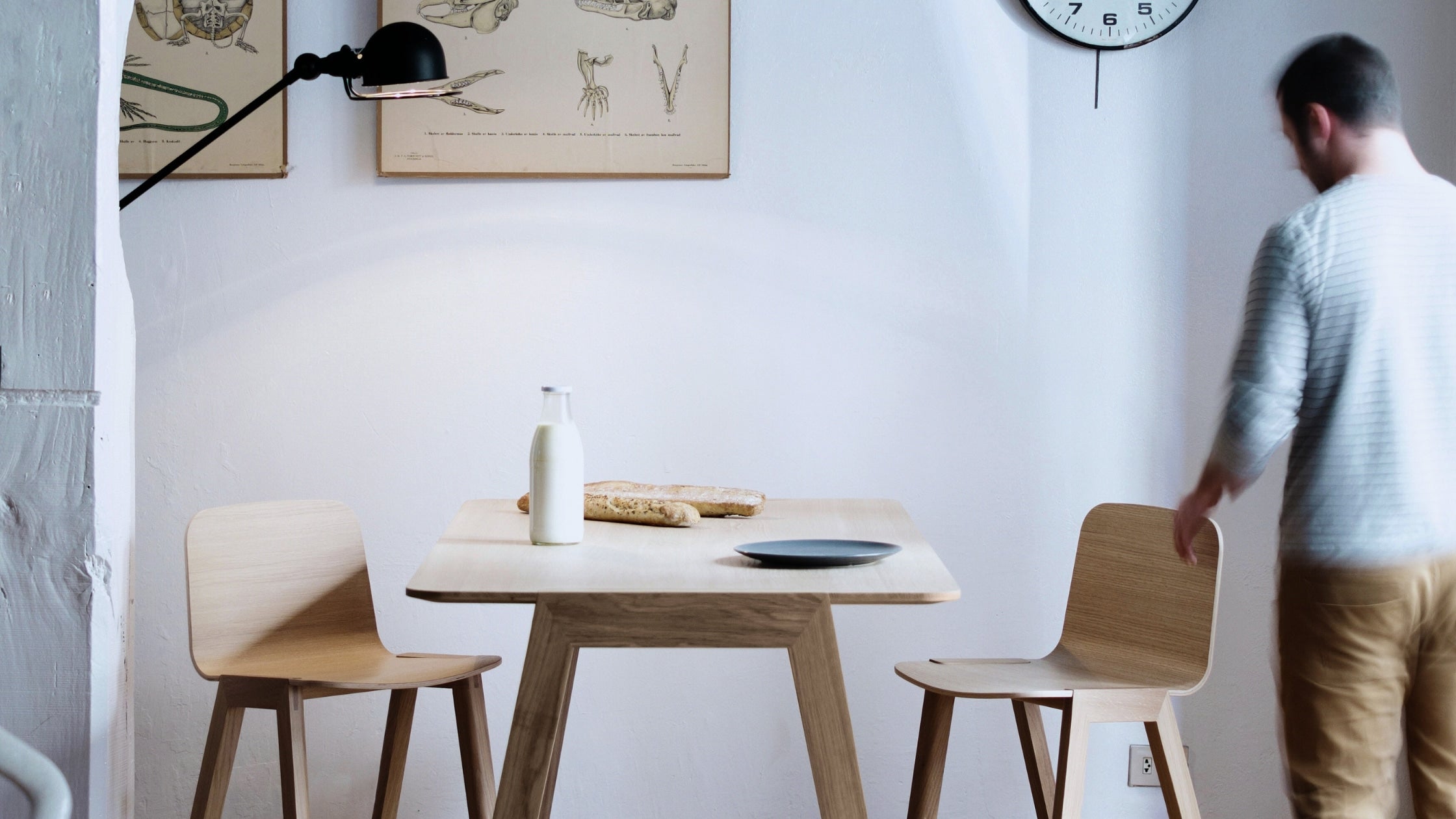 Table et chaise haute en bois dans un intérieur vintage.