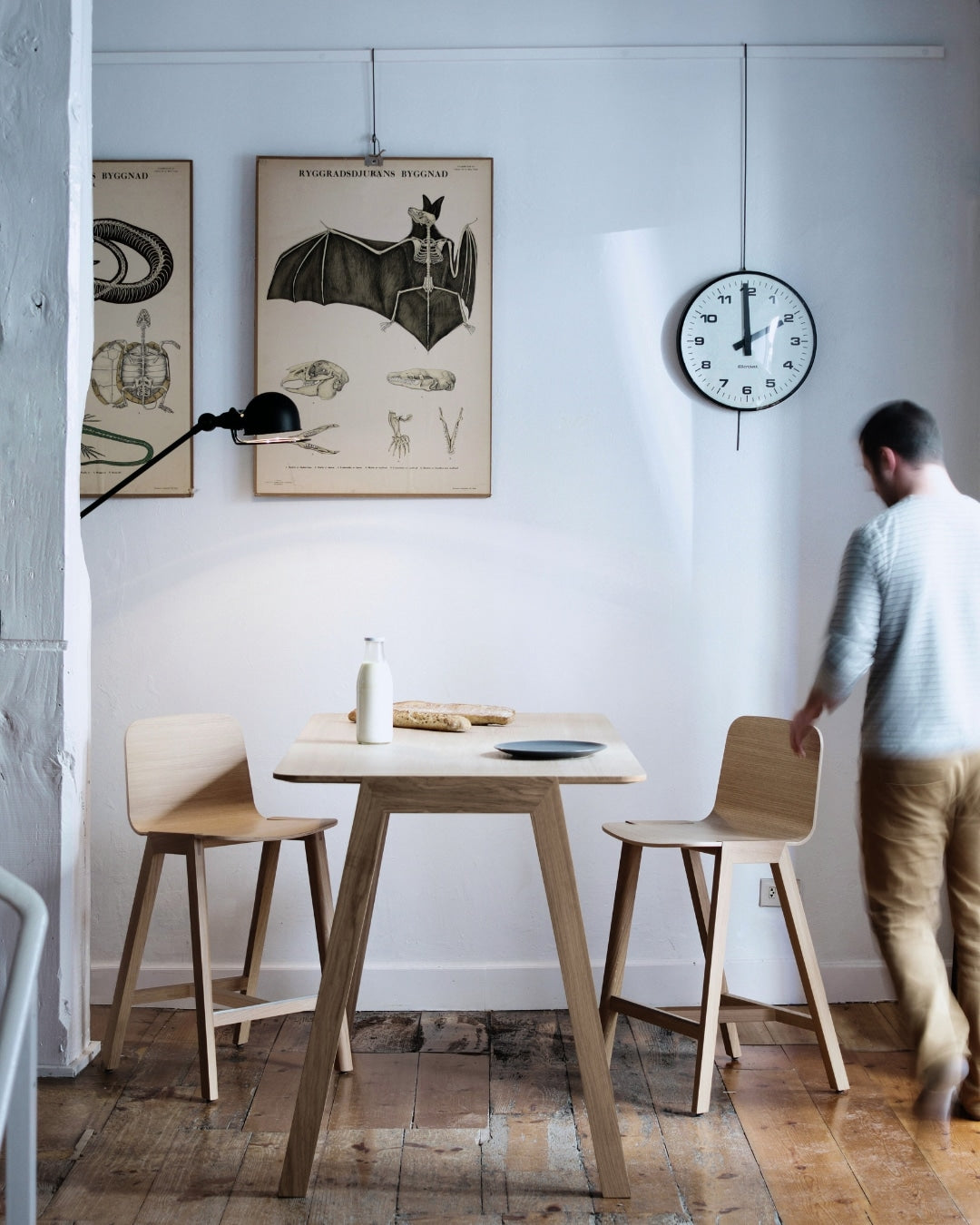 Table et chaise haute en bois dans un intérieur vintage.