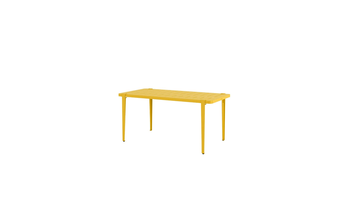 Table rectangulaire Tiptoe modèle Panorama en métal jaune soleil, 6 places, présentée sur fond blanc.