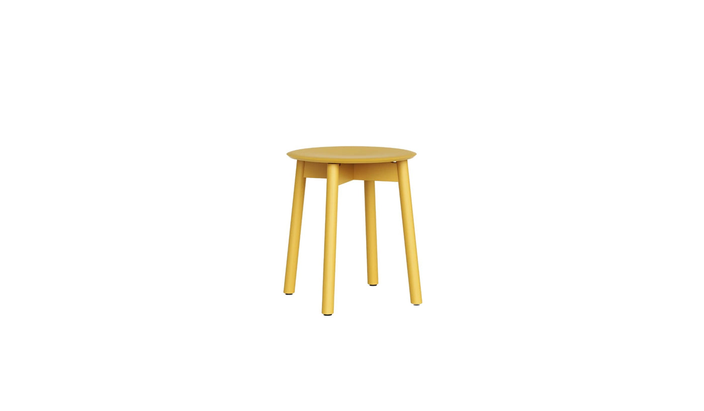 Tabouret en bois massif peint en jaune sur fond blanc, design minimaliste signé Tiptoe